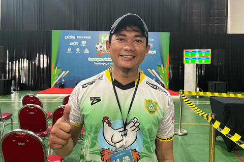 Pelatih SD Manukan Kulon 2, Hamka Dwi Subekti. Foto: Aji Nugrahanto/kumparan