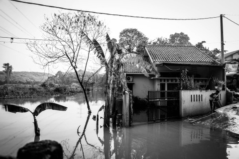 Membuang Air: Rumah salah satu warga yang terendam banjir di Kampung Bulak Barat, Kota Depok. Foto: Iqbal Firdaus/kumparan