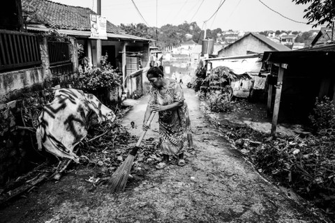 Membersihkan Sampah: Warga membersihkan sampah di Kampung Bulak Barat, Kota Depok Foto: Iqbal Firdaus/kumparan