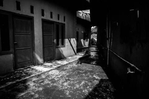 Ditinggalkan Penghuni: Kondisi kontrakan yang ditinggalkan penghuninya di Kampung Bulak Barat, Kota Depok Foto: Iqbal Firdaus/kumparan