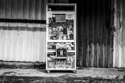Mesin Permainan: Mesin permainan di salah satu warung di Kampung Bulak Barat, Kota Depok Foto: Iqbal Firdaus/kumparan