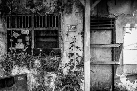 Ditinggalkan Penghuni: Kondisi rumah warga di Kampung Bulak Barat, Kota Depok. Foto: Iqbal Firdaus/kumparan