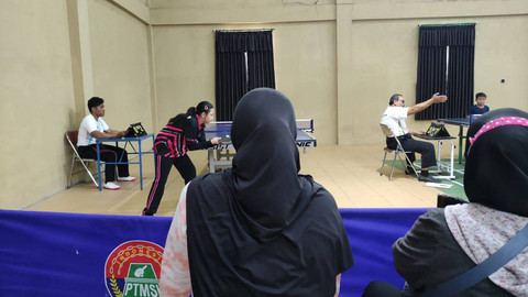 Orang tua yang sedang menyemangati anaknya bertanding di seleksi atlet pelajar PTMSI Sleman. Foto: Nawalre Bujanadi/Pandangan Jogja