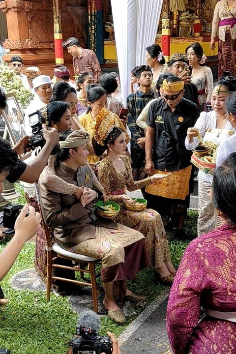 Rizky Febian dan Mahalini Raharja menjalani prosesi adat Mepamit pada Minggu (5/5/2024). Foto: Dok. Istimewa