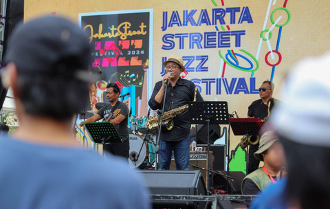 Musisi Jazz menampilkan sejumlah lagu di Jakarta Jazz Street Festival di kawasan Blok M, Kebayoran Baru, Jakarta, Minggu (5/5/2024). Foto: Iqbal Firdaus/kumparan
