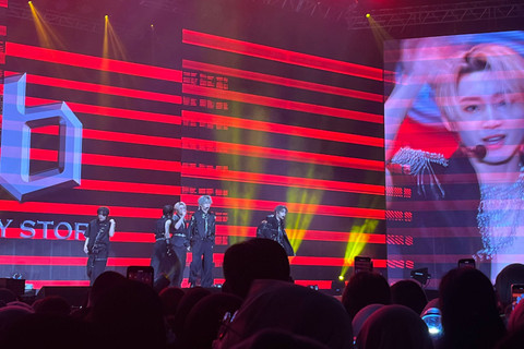 Boy Story saat tampil di Saranghaeyo Indonesia 2024 yang digelar di Beach City International Stadium (BCIS) Ancol, Sabtu (4/5/2024) Foto: Ela Nurlaela/kumparan