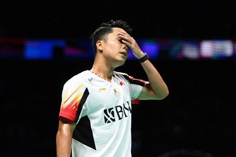 Anthony Sinisuka Ginting dari Indonesia kembali melawan Shi Yuqi dari Tiongkok pada final tunggal putra turnamen bulu tangkis Piala Thomas dan Uber di Chengdu, di Provinsi Sichuan Barat Daya Tiongkok, Minggu (5/5/2024). Foto: Wang Zhao/AFP