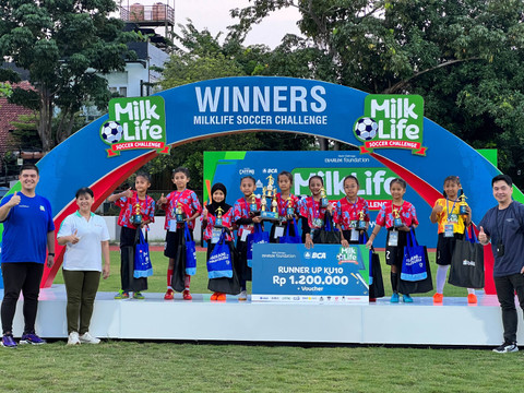 Runner-up Manukan Kulon ii di MilkLife Soccer Challenge Series 1 Surabaya 2024. Foto: Antika Fahira/kumparan
