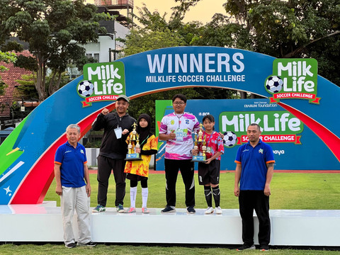 SD Tim fair play u-10 & u-12 di MilkLife Soccer Challenge Series 1 Surabaya 2024. Foto: Antika Fahira/kumparan