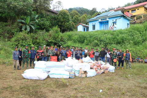 Helikopter Carakal H-225M TNI AU Berhasil Tembus Daerah Terisolir, Distribusikan Bantuan dan Evakuasi  Warga Korban Banjir dan Tanah Longsor di Kabupaten Luwu Foto: Dok. Istimewa