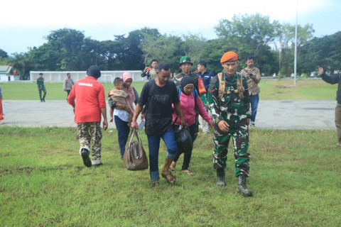 Helikopter Carakal H-225M TNI AU Berhasil Tembus Daerah Terisolir, Distribusikan Bantuan dan Evakuasi  Warga Korban Banjir dan Tanah Longsor di Kabupaten Luwu Foto: Dok. Istimewa