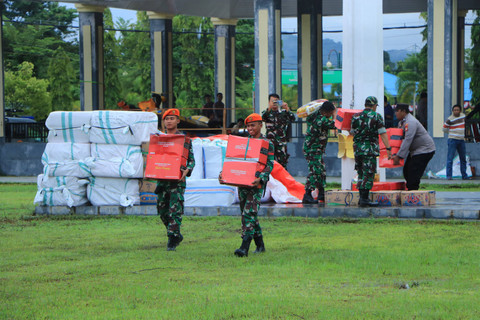 Helikopter Carakal H-225M TNI AU Berhasil Tembus Daerah Terisolir, Distribusikan Bantuan dan Evakuasi  Warga Korban Banjir dan Tanah Longsor di Kabupaten Luwu Foto: Dok. Istimewa