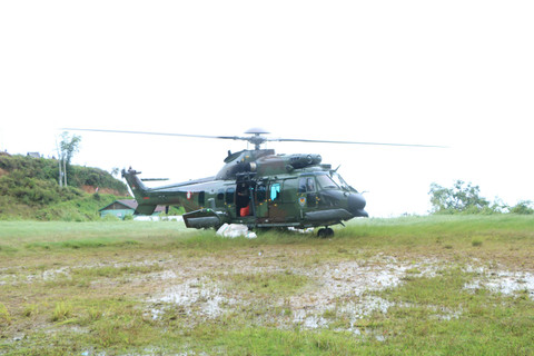 Helikopter Carakal H-225M TNI AU Berhasil Tembus Daerah Terisolir, Distribusikan Bantuan dan Evakuasi  Warga Korban Banjir dan Tanah Longsor di Kabupaten Luwu Foto: Dok. Istimewa