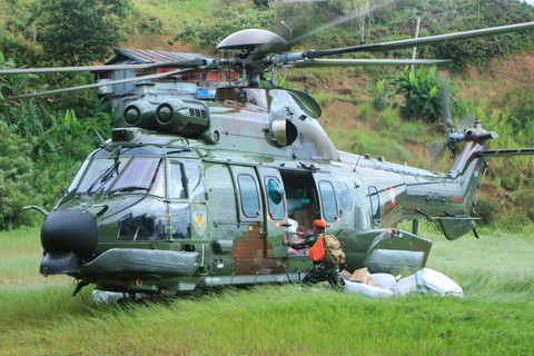 Helikopter Carakal H-225M TNI AU Berhasil Tembus Daerah Terisolir, Distribusikan Bantuan dan Evakuasi  Warga Korban Banjir dan Tanah Longsor di Kabupaten Luwu Foto: Dok. Istimewa