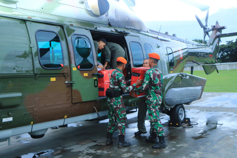 Helikopter Carakal H-225M TNI AU Berhasil Tembus Daerah Terisolir, Distribusikan Bantuan dan Evakuasi  Warga Korban Banjir dan Tanah Longsor di Kabupaten Luwu Foto: Dok. Istimewa