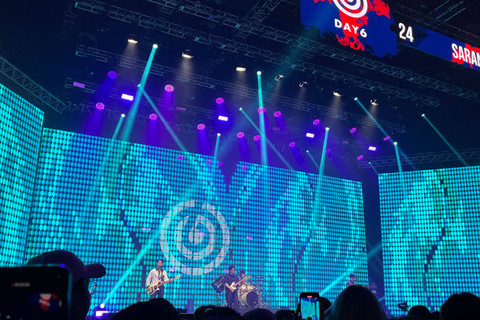 Day6 saat menjadi penampil di acara Sarangaheyo Indonesia 2024 di Beach City International Stadium (BCIS) Ancol, Sabtu (4/5/2024) Foto: Ela Nurlaela/kumparan