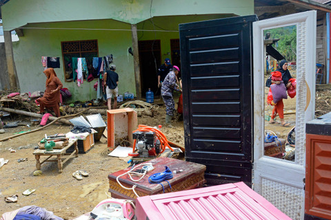 Warga mengamankan perabotan rumahnya pascabanjir bandang Desa Kaili, Kecamatan Suli Barat, Kabupaten Luwu, Sulawesi Selatan, Minggu (5/5/2024). Foto: Hasrul Said/ANTARA FOTO