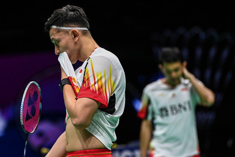 Pebulu tangkis ganda putra Indonesia Muhammad Rian Ardianto (kiri) dan Fajar Alfian (kanan) saat melawan Liang Wei Keng dan Wang Chang dalam final Piala Thomas 2024 di Chengdu Hi Tech Zone Sports Center Gymnasium, Chengdu, China, Minggu (5/5/2024). Foto: Galih Pradipta/ANTARA FOTO