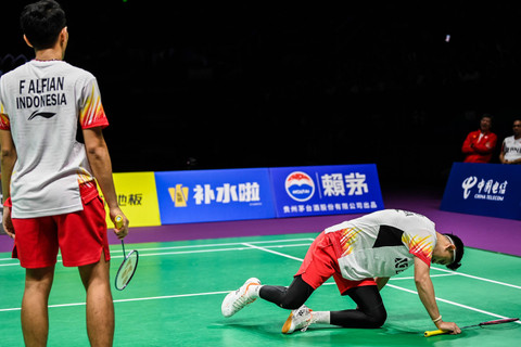 Pebulu tangkis ganda putra Indonesia Fajar Alfian (kiri) dan Muhammad Rian Ardianto (kanan) terjatuh saat melawan Liang Wei Keng dan Wang Chang dalam final Piala Thomas 2024 di Chengdu Hi Tech Zone Sports Center Gymnasium, Chengdu, Minggu (5/5/2024). Foto: Galih Pradipta/ANTARA FOTO