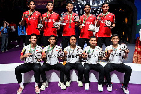 Tim putra Indonesia menerima medali saat Upacara Penghargaan Pemenang Piala Thomas 2024 di Chengdu Hi Tech Zone Sports Center Gymnasium, Chengdu, China, Minggu (5/5/2024). Foto: Galih Pradipta/ANTARA FOTO