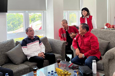 Eks Gubernur Sumut Edy Rahmayadi mengembalikan formulir Pilgub Sumut ke PDIP, Senin (6/5/2024). Foto: Tri Vosa/kumparan