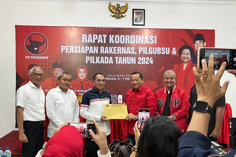 Eks Gubernur Sumut Edy Rahmayadi mengembalikan formulir Pilgub Sumut ke PDIP, Senin (6/5/2024). Foto: Tri Vosa/kumparan
