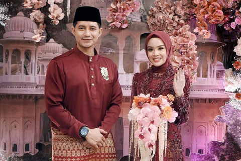 Chand Kelvin lamaran dengan Dea Sahirah.
 Foto: Instagram/@thepotomoto