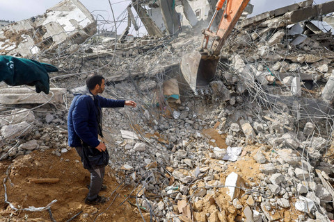 Warga Palestina mencari korban di bawah reruntuhan rumah yang hancur akibat serangan Israel, di tengah konflik yang sedang berlangsung antara Israel dan Hamas, di Rafah, di Jalur Gaza Selatan (6/5/2024). Foto: Mohammed Salem / REUTERS