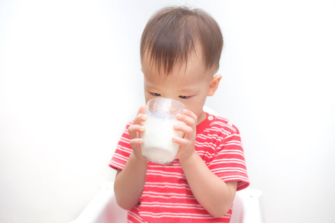 Ilustrasi anak balita minum susu.  Foto: Yaoinlove/Shutterstock
