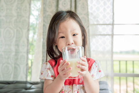 Ilustrasi anak balita minum susu.  Foto: all_about_people/Shutterstock