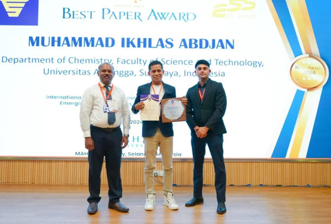 Muhammad Ikhlas Abdjan saat menerima penghargaan Engineered Science