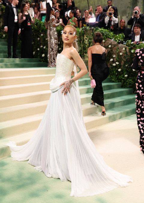 Ariana Grande berpose di Met Gala, dengan tema tahun ini 'Sleeping Beauties: Reawakening Fashion' di New York City, New York, AS, (6/5/2024). Foto: Reuters/Andrew Kelly