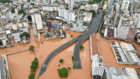 Pemandangan drone menunjukkan pusat kota yang banjir setelah orang-orang dievakuasi di Porto Alegre, di negara bagian Rio Grande do Sul, Brasil, 5 Mei 2024. Foto: REUTERS/Renan Mattos