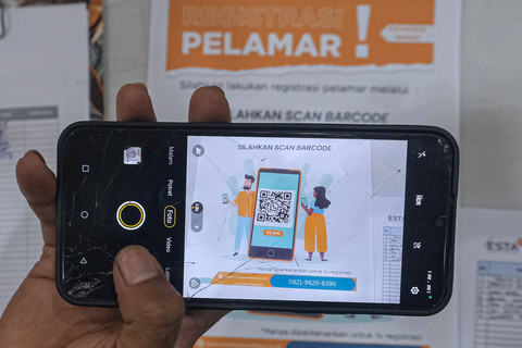 Warga melakukan registrasi pendaftaran kerja di kegiatan Sultra Job Fair 2024 di Kendari, Sulawasi Tenggara, Senin (6/5/2024). Foto: ANTARA FOTO/Andry Denisah