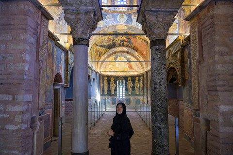 Seorang pengunjung berdiri di dalam gereja Ortodoks kuno yang sekarang diubah menjadi Masjid Kariye di Istanbul, pada 6 Mei 2024. Foto: Yasin Akgul/AFP