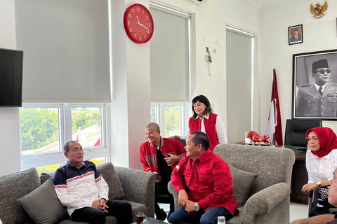 Eks Gubernur Sumut Edy Rahmayadi mengembalikan formulir Pilgub Sumut ke PDIP, Senin (6/5/2024).  Foto: Tri Vosa/kumparan