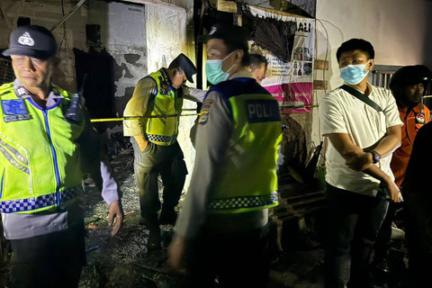 Polisi menjaga lokasi kebakaran yang menewaskan 3 orang di Jalan Dukuh Sari, Gang Banteng, Sesetan, Denpasar Selatan. Foto: Dok. Istimewa