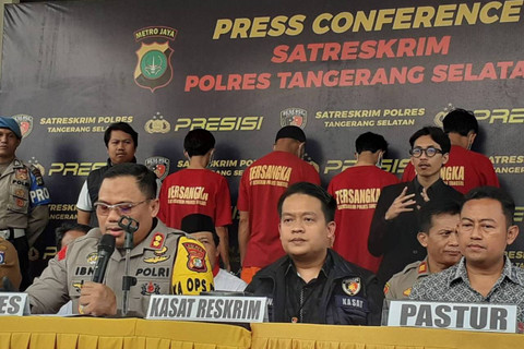 Polisi menunjukkan barang bukti dan 4 tersangka kasus pembubaran ibadah berujung pengeroyokan saat rilis di Polres Tangerang Selatan, Selasa (7/5/2024). Foto: kumparan