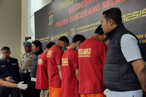 Polisi menunjukkan barang bukti dan 4 tersangka kasus pembubaran ibadah berujung pengeroyokan saat rilis di Polres Tangerang Selatan, Selasa (7/5/2024). Foto: kumparan