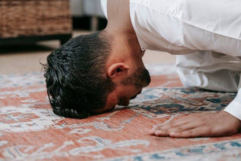 Ilustrasi mengapa kita dianjurkan shalat tahajud. Foto: Pexels/Michael Burrows