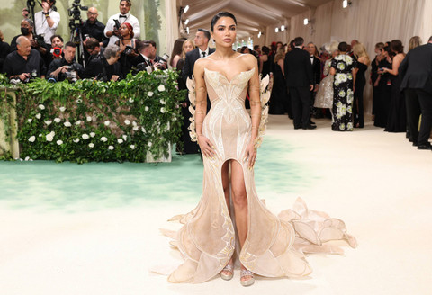 Mona Patel berpose di Met Gala, di New York City, New York, AS, 6 Mei 2024. Foto: REUTERS/Andrew Kelly