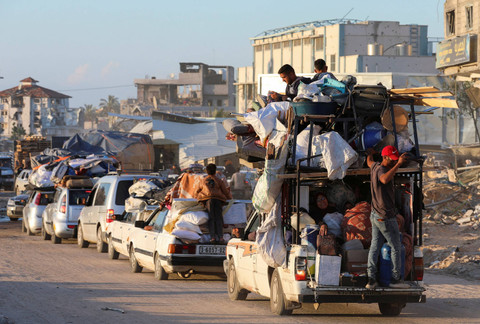 Konvoi kendaraan warga Palestina dari Rafah dengan membawa barang-barang setelah perintah evakuasi oleh tentara Israel saat tiba di Khan Yunis, Senin (6/5/2024). Foto: Ramadhan Abed/REUTERS