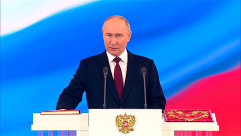 Presiden Rusia Vladimir Putin mengambil sumpah saat upacara pelantikan di Kremlin di Moskow, Rusia, Selasa (7/5/2024). Foto: Kremlin.ru/HO via REUTERS