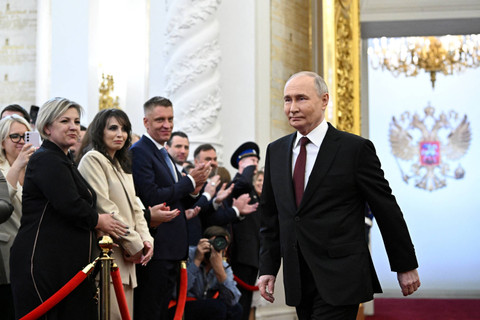 Presiden Rusia Vladimir Putin tiba saat  upacara pelantikan di Kremlin di Moskow, Rusia, Selasa (7/5/2024). Foto: Kremlin.ru/HO via REUTERS