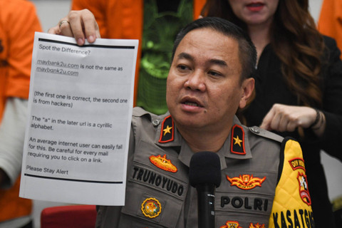 Kepala Biro Penerangan Masyarakat (Karopenmas) Divisi Humas Polri Brigjen Pol. Trunoyudo Wisnu Andiko menyampaikan keterangan kepada wartawan terkait pengungkapan sindikat penipuan internasional di Mabes Polri, Jakarta, Selasa (7/5/2024). Foto: Aditya Pradana Putra/ANTARA FOTO