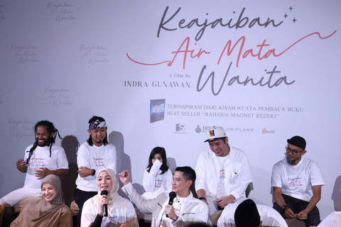 Artis Citra Kirana bersama Rezky Aditya, Natasha Rizky dan sejumlah pemain saat konferensi pers film Keajaiban Air Mata Wanita di Plaza Indonesia, Jakarta, Selasa, (7/5/2024).  Foto: Agus Apriyanto