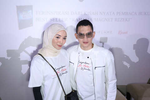 Artis Citra Kirana bersama Rezky Aditya saat konferensi pers film Keajaiban Air Mata Wanita di Plaza Indonesia, Jakarta, Selasa, (7/5/2024).  Foto: Agus Apriyanto