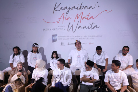 Artis Citra Kirana bersama Rezky Aditya, Natasha Rizky dan sejumlah pemain saat konferensi pers film Keajaiban Air Mata Wanita di Plaza Indonesia, Jakarta, Selasa, (7/5/2024).  Foto: Agus Apriyanto