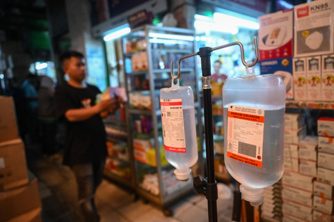 Pekerja melintasi obat-obatan yang dijual di Pasar Pramuka, Jakarta, Selasa (7/5/2024). Foto: Erlangga Bregas Prakoso/ANTARA FOTO