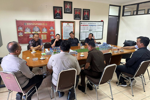 Kejaksaan Tinggi (Kejati) Jatim mengeksekusi dua terpidana polisi kasus tragedi Kanjuruhan, eks Kasat Samapta Polres Malang AKP Bambang Sidiq Achmadi dan Eks Kabag Ops Polres Malang Kompol Wahyu Setyo Pranoto, Selasa (7/5/2024). Foto: Dok. Kejati Jatim